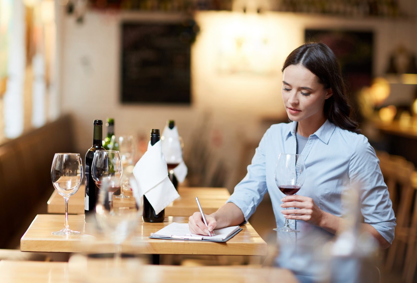 woman scoring a wine taste